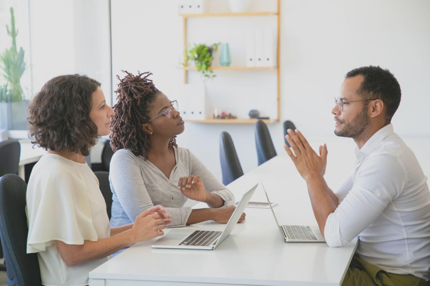 Bureau de travail avec ordinateurs et documents financiers