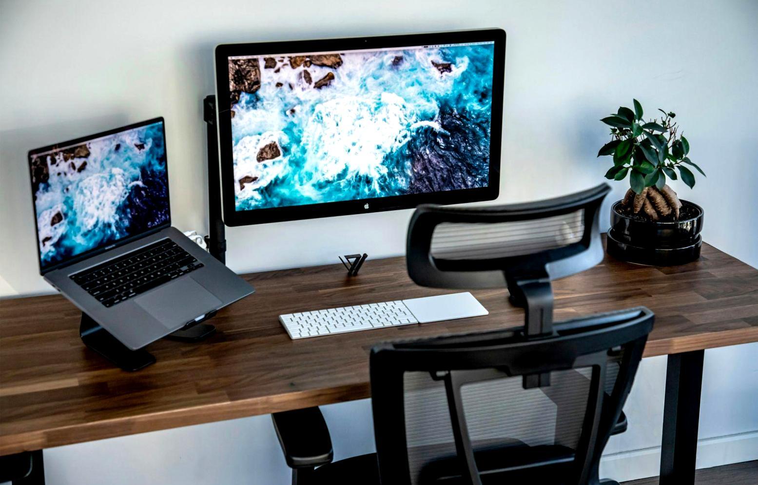 Équipe collaborant dans un espace de travail moderne